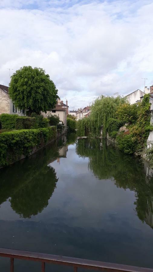 La Maison Rose: Lieu Atypique Hotell Nemours Exteriör bild